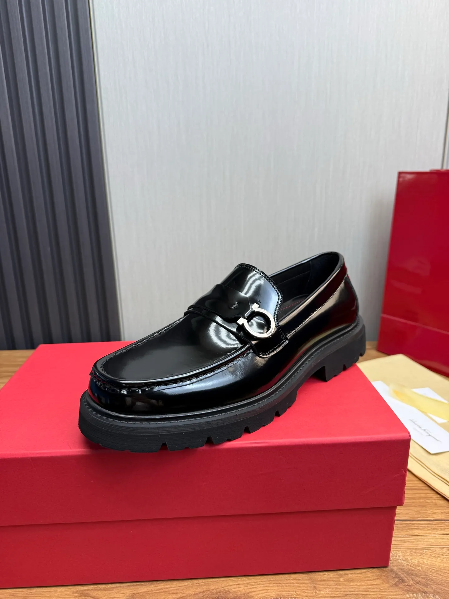 Men's shoes 💰880💰 Ferragamo. [Ferragamo] Men's Loaf leather shoes, the latest hot style, 1:1 original purchase quality, top quality, imported open-edge beaded cowhide leather on the upper, hand-made three-dimensional stitching highlights the round toe design, the inner feet are made of imported cowhide, with original wear-resistant rubber outsole, matching code 39-44, (38, 45 custom-made, non-refundable)